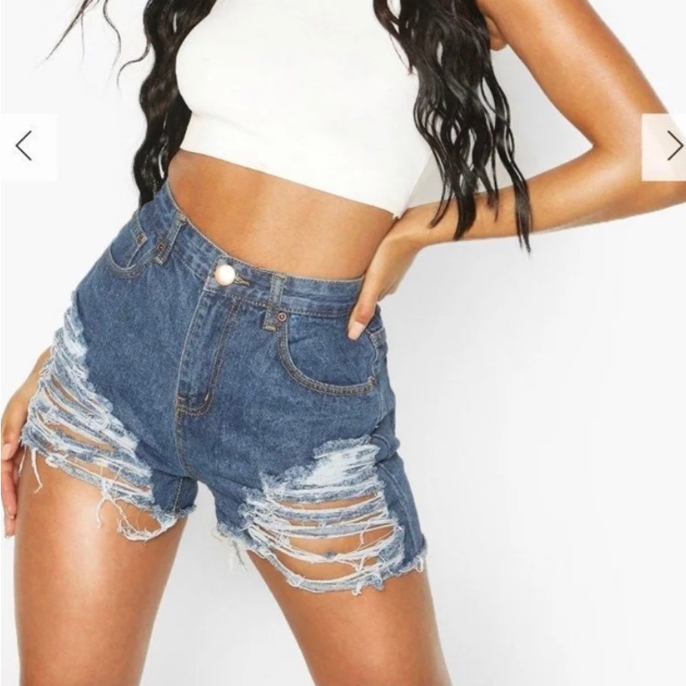 Boohoo x HIGH WAIST DISTRESSED JEAN SHORTS